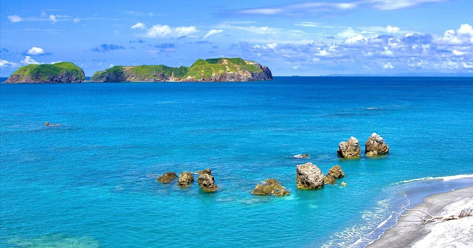 新島の海と、沖に浮かぶ島